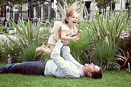 父亲,躺着,草,玩耍,举起,孩子,女儿,空中