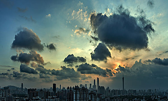 广州塔上的云朵