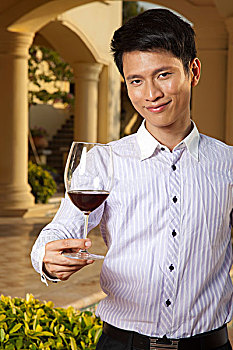年轻男人在酒店里喝红酒