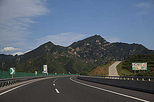 平坦干净的高速公路