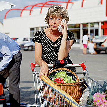 成年,女人,超市,购物车,手机
