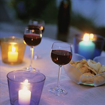 玻璃杯,红酒,松脆食品,烛光,桌子