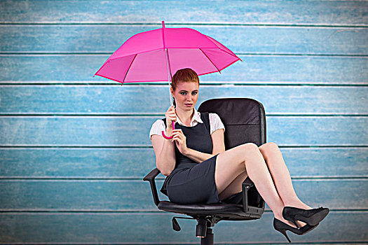 职业女性,拿着,伞,坐,旋轴,椅子