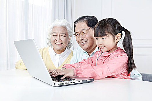 爷爷奶奶和孙女玩电脑