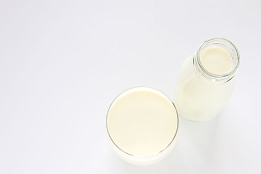 奶瓶,牛奶杯,白色背景
