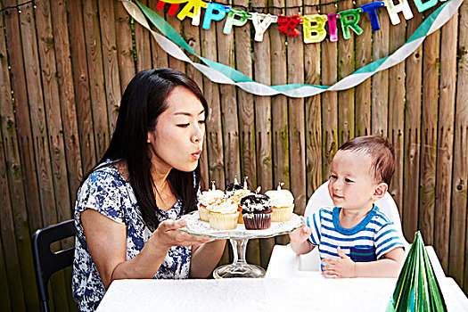 母亲,吹蜡烛,婴儿,生日蛋糕
