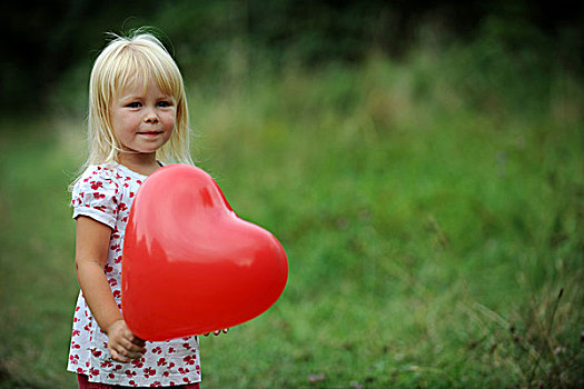小女孩,拿着,红色,心形,气球