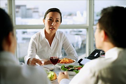 职业女性,面对,管理人员,上方,午餐,桌子