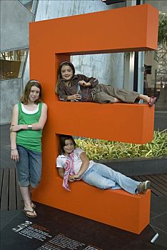 三个,儿童,姿势,联邦广场,墨尔本,维多利亚,澳大利亚