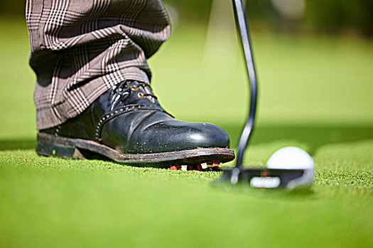 局部,风景,打高尔夫,脚,穿,高尔夫鞋,高尔夫球杆,高尔夫球