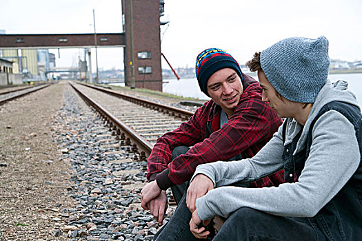两个,青少年,男孩,坐,轨道,一起,靠近,港口,德国