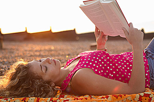 美女,躺着,海滩,读,书本