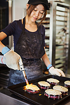 女人,工作,糕点店,戴着,烤箱手套,喷灯,融化,奶酪,三明治