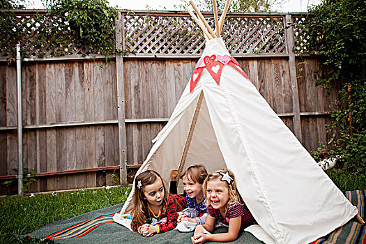 三个,女孩,卧,圆锥形帐篷,花园