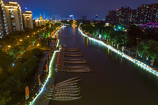江苏省淮安市里运河上的龙舟