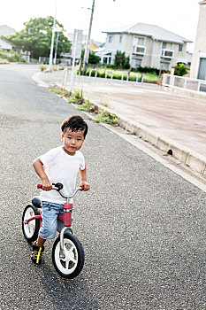 头像,日本人,男孩,玩,街上,自行车,看镜头