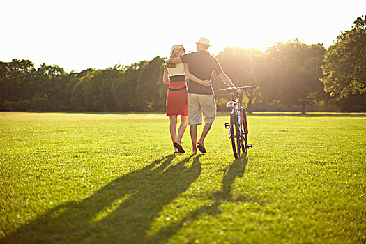 情侣,漫步,推,自行车,公园