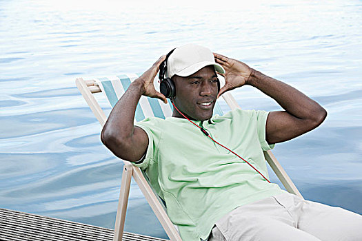男人,放松,甲板,椅子,湖,穿,耳机