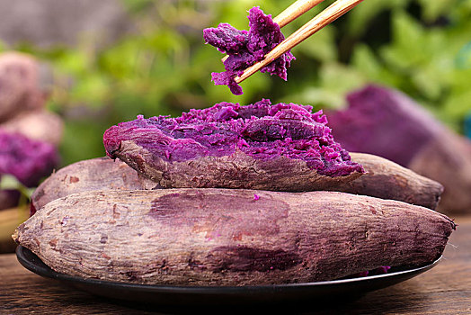 筷子上夹着紫番薯