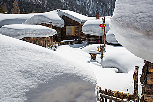 雪满山村