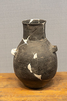 龙山文化时期泥制黑陶双耳壶