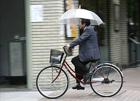 骑车,伞,东京,日本
