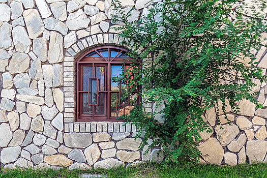 拱形窗户的石头房子