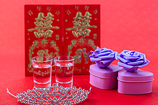 水晶皇冠婚礼请柬紫色玫瑰花礼盒和透明酒杯