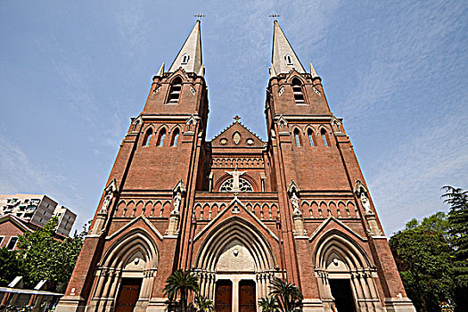 上海徐家汇天主教堂,正式的名称为,圣母为天主之母之堂,为欧洲中世纪哥特式建筑,被称为上海的,梵蒂冈