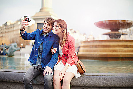 情侣,相机,特拉法尔加广场,喷泉,伦敦,英国