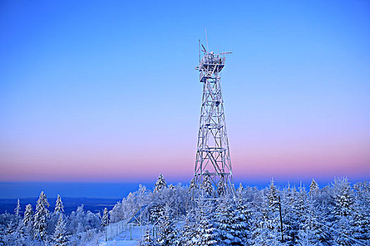 林海雪原中的防火瞭望塔