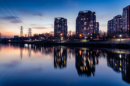 冬季日落后长曝光城市河岸边风景