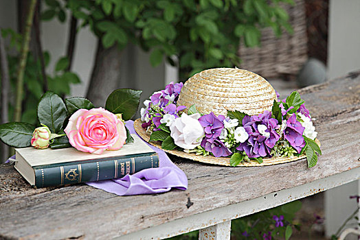 草帽,花环,花,靠近,玫瑰,书本,花园