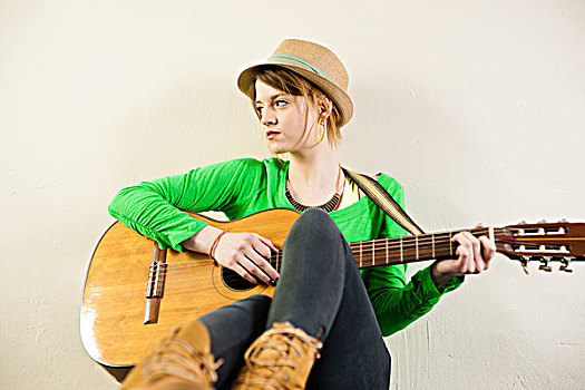 头像,少女,戴着,帽子,演奏,木吉他,棚拍