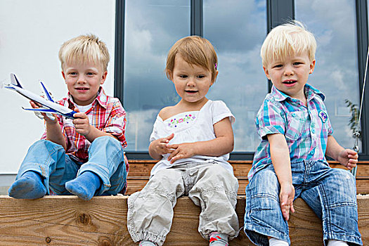 男孩,飞机模型,两个,幼儿,坐,内庭