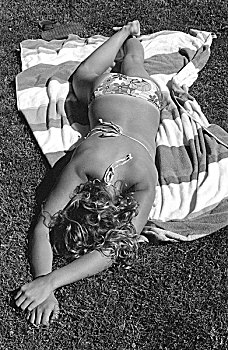 年轻,女人,卧,脸,条纹,毛巾,草,比基尼,隐藏,中央俄勒冈州,美国,夏天,2008年