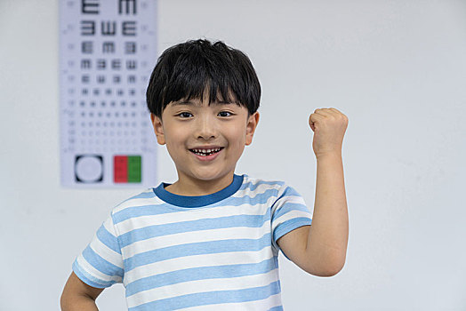 小男孩檢測視力