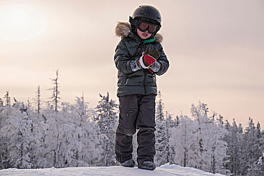 男孩,穿戴,手套,雪中,遮盖,树林,区域,俄罗斯
