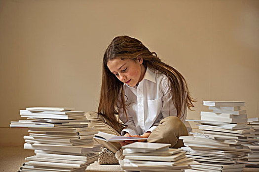 女孩,坐在地板上,读,围绕,堆放,书本