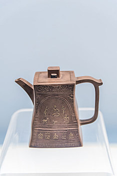 上海博物馆的清末宜兴窑邓奎款金涂塔紫砂壶