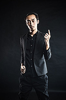 亚洲男子
