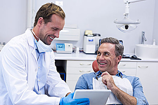 牙医,讨论,上方,数码,药片,男患者,牙科诊所