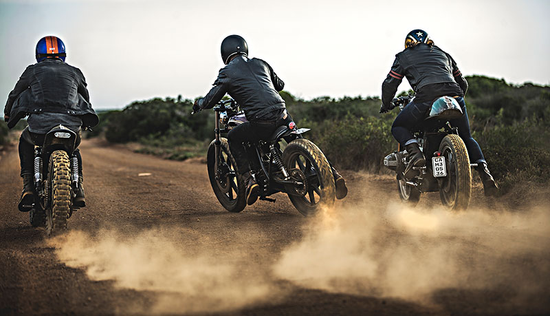 后视图,三个男人,骑,咖啡,竞速,摩托车,尘土,土路