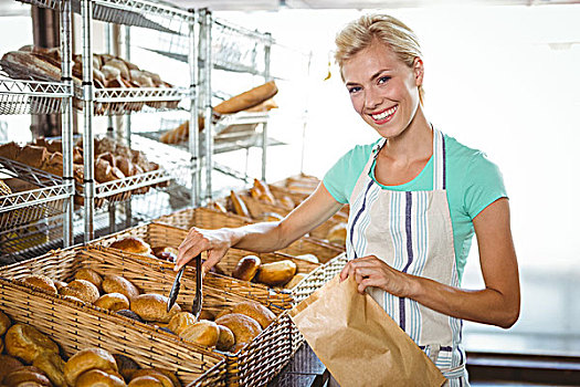 微笑,女店员,篮子,面包,糕点店