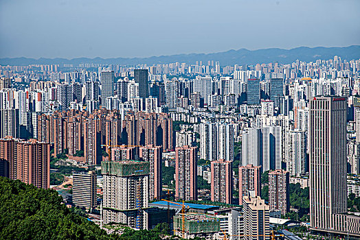 2036年重庆市南岸区南山一棵观景平台上俯瞰重庆渝中区