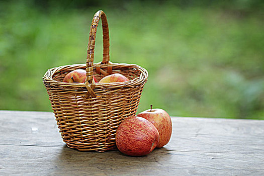 节日,苹果,柳条篮,木桌子