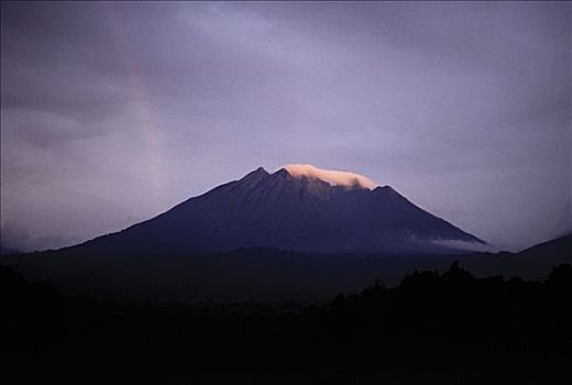 攀升,脚,一个,三个,火山,链子,乌干达,名字,语言文字,父亲,巨大,牙齿,排,五个,尖锐,石头,顶峰,给,外观,突出,长,弯曲