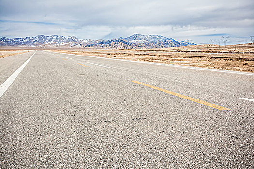 中国西部荒野道路