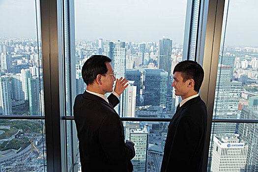两个,男人,交谈,正面,窗户,风景,城市,北京