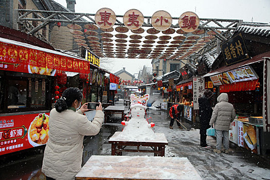 旅游小镇喜迎瑞雪,游客堆雪人寻找童年回忆